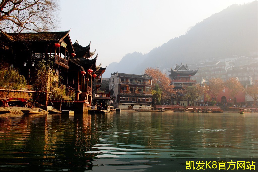如何讓混凝土護欄與環(huán)境協(xié)調(diào)